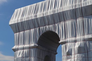 Paris, Fransa - 18 Eylül 2021: Arc de Triomphe Sanatçılar Christo ve Jeanne-Claude tarafından gümüş kumaş ve kırmızı iplere yakın çekim görüntüsüyle paketlendi