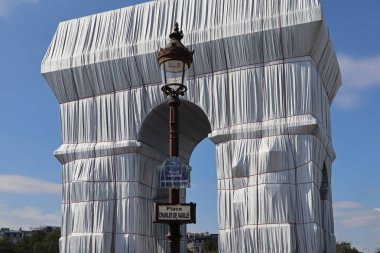 Paris, Fransa - 18 Eylül 2021: Arc de Triomphe Sanatçılar Christo ve Jeanne-Claude tarafından gümüş kumaş ve kırmızı iplere yakın çekim görüntüsüyle paketlendi