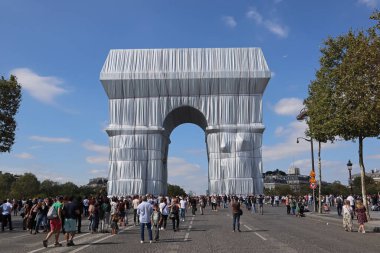 Paris, Fransa - 18 Eylül 2021: Arc de Triomphe Sanatçılar Christo ve Jeanne-Claude tarafından paketlendi