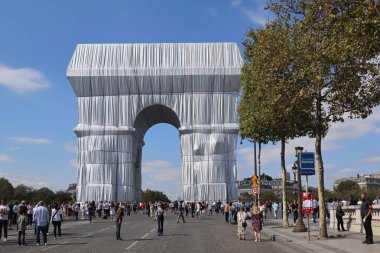 Paris, Fransa - 18 Eylül 2021: Arc de Triomphe Sanatçılar Christo ve Jeanne-Claude tarafından paketlendi