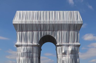 Paris, Fransa - 18 Eylül 2021: Arc de Triomphe Sanatçılar Christo ve Jeanne-Claude tarafından gümüş kumaş ve kırmızı iplere yakın çekim görüntüsüyle paketlendi