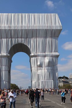 Paris, Fransa - 18 Eylül 2021: Arc de Triomphe Sanatçılar Christo ve Jeanne-Claude tarafından paketlendi