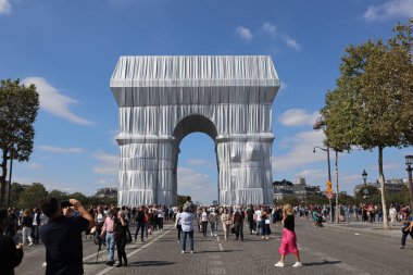 Paris, Fransa - 18 Eylül 2021: Arc de Triomphe Sanatçılar Christo ve Jeanne-Claude tarafından paketlendi