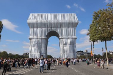 Paris, Fransa - 18 Eylül 2021: Arc de Triomphe Sanatçılar Christo ve Jeanne-Claude tarafından paketlendi