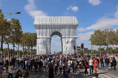 Paris, Fransa - 18 Eylül 2021: Arc de Triomphe Sanatçılar Christo ve Jeanne-Claude tarafından paketlendi