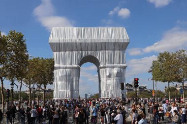 Paris, Fransa - 18 Eylül 2021: Arc de Triomphe Sanatçılar Christo ve Jeanne-Claude tarafından paketlendi