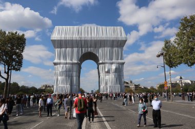 Paris, Fransa - 18 Eylül 2021: Arc de Triomphe Sanatçılar Christo ve Jeanne-Claude tarafından paketlendi