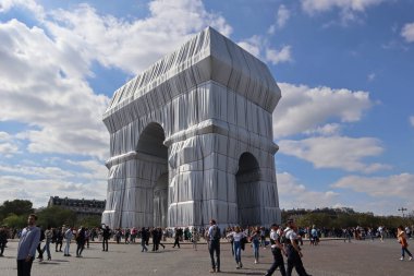 Paris, Fransa - 18 Eylül 2021: Arc de Triomphe Sanatçılar Christo ve Jeanne-Claude tarafından paketlendi