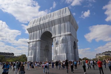 Paris, Fransa - 18 Eylül 2021: Arc de Triomphe Sanatçılar Christo ve Jeanne-Claude tarafından paketlendi