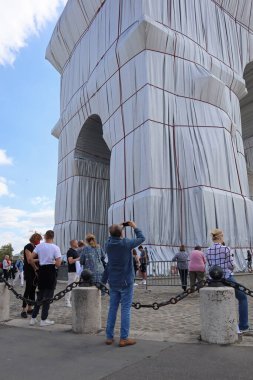 Paris, Fransa - 18 Eylül 2021: Arc de Triomphe Sanatçılar Christo ve Jeanne-Claude tarafından paketlendi