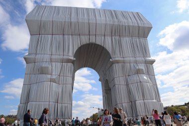 Paris, Fransa - 18 Eylül 2021: Arc de Triomphe Sanatçılar Christo ve Jeanne-Claude tarafından gümüş kumaş ve kırmızı iplere yakın çekim görüntüsüyle paketlendi