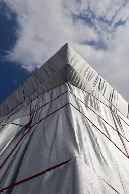 Paris, Fransa - 18 Eylül 2021: Arc de Triomphe Sanatçılar Christo ve Jeanne-Claude tarafından gümüş kumaş ve kırmızı iplere yakın çekim görüntüsüyle paketlendi