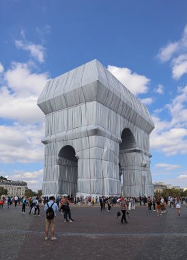 Paris, Fransa - 18 Eylül 2021: Arc de Triomphe Sanatçılar Christo ve Jeanne-Claude tarafından paketlendi