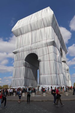 Paris, Fransa - 18 Eylül 2021: Arc de Triomphe Sanatçılar Christo ve Jeanne-Claude tarafından paketlendi