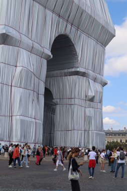 Paris, Fransa - 18 Eylül 2021: Arc de Triomphe Sanatçılar Christo ve Jeanne-Claude tarafından paketlendi
