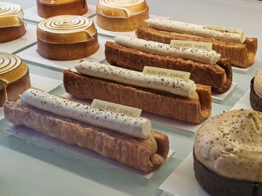 Nice, Fransa - 22 Mart 2025: Nice 'teki ünlü Philippe Tayac pastanesinin vitrininde gösterilen nefis gurme tatlılar