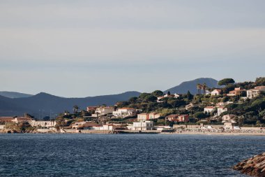 Akdeniz manzarası ve Saint Tropez Sainte Maxime 'den bir kış günü