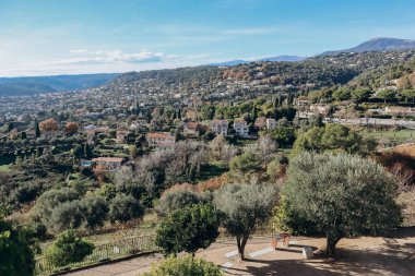 Saint Paul de Vence 'in ortaçağ köyünden dağlara ve komşu Provence komünlerine bakın..