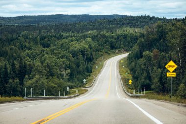 La Tuque, Quebec yakınlarındaki sık yeşil ormandan geçen manzaralı otoyol.