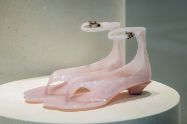 Nice, Fransa - 2 Ağustos 2025 Lafayette Bulvarı 'ndaki bir galeride sergilenen şeffaf pembe sandaletler