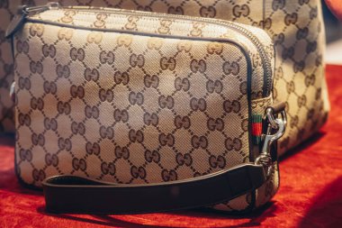 Nice, Fransa - 2 Ağustos 2025: Gucci monogram el çantası lüks bir mağaza vitrininde sergilendi