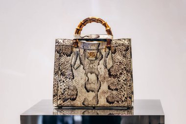 Nice, Fransa - 2 Ağustos 2025: Lüks bir mağazanın vitrininde sergilenen Gucci bambu el çantası