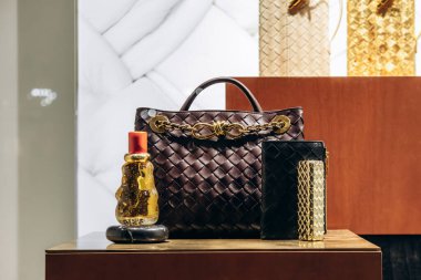 Nice, Fransa - 14 Kasım 2025 Bottega Veneta, Nice 'de bir butik vitrininde sergilenen aksesuarlı deri el çantası.