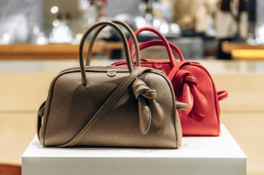 Nice, Fransa 14 Kasım 2025 'te Nice' deki bir butik vitrininde sergilenen iki Jacquemus deri çanta.