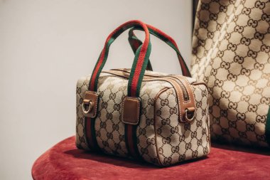 Nice, Fransa - 14 Kasım 2025: Gucci el çantaları Nice, Fransa 'da bir butik vitrininde sergilendi