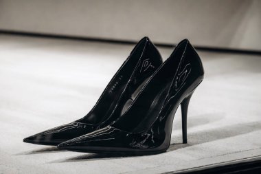 Nice, Fransa - 14 Kasım 2025: İkonik Balenciaga Bıçak Pompaları Nice 'teki Verdun Bulvarı' ndaki Balenciaga Butiği 'nde sergileniyor