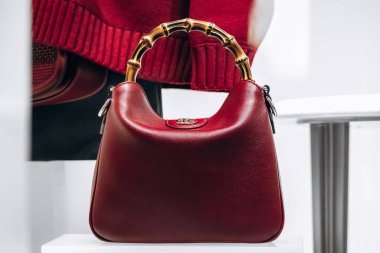 Nice, Fransa - 14 Kasım 2025: Gucci el çantası Nice 'deki Verdun Bulvarı' ndaki Gucci butiğinin içinde sergileniyor