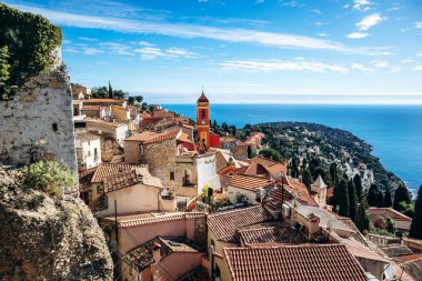 Eski köyün çatıları ve Akdeniz 'in berrak mavi gökyüzü altındaki panoramik manzarası