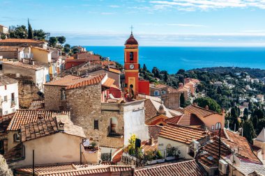 Eski köyün çatıları ve Akdeniz 'in berrak mavi gökyüzü altındaki panoramik manzarası