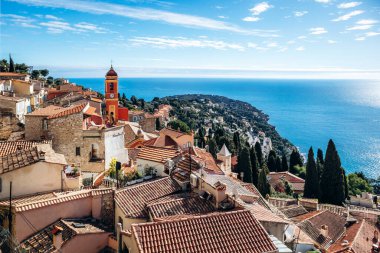 Eski köyün çatıları ve Akdeniz 'in berrak mavi gökyüzü altındaki panoramik manzarası
