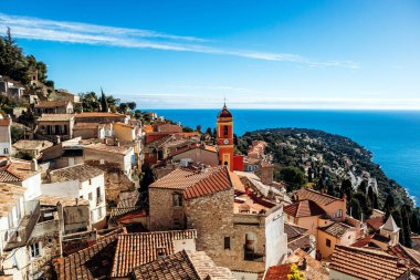 Eski köyün çatıları ve Akdeniz 'in berrak mavi gökyüzü altındaki panoramik manzarası