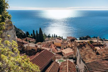 Eski köyün çatıları ve Akdeniz 'in berrak mavi gökyüzü altındaki panoramik manzarası
