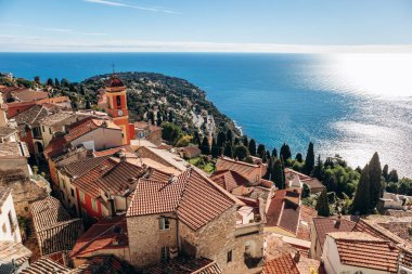 Sainte Marguerite kilise çan kulesi ve Cap Martin yarımadası olan Roquebrune köyünün çatılarının panoramik manzarası