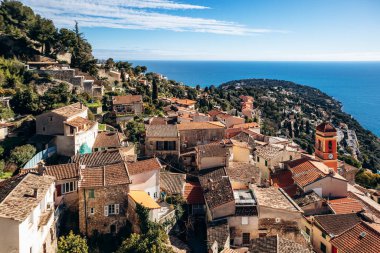 Sainte Marguerite kilise çan kulesi ve Cap Martin yarımadası olan Roquebrune köyünün çatılarının panoramik manzarası