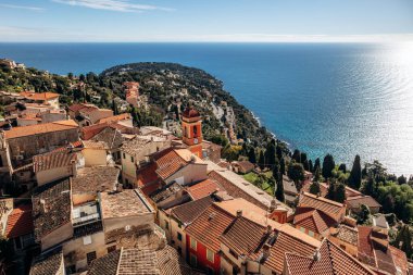 Sainte Marguerite kilise çan kulesi ve Cap Martin yarımadası olan Roquebrune köyünün çatılarının panoramik manzarası