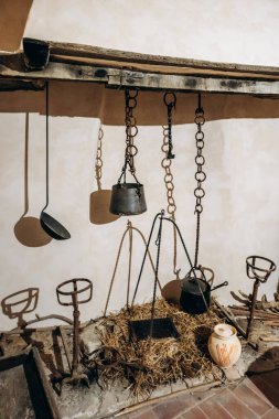 Roquebrune-Cap-Martin, Fransa - 9 Şubat 2025: Grimaldi Kalesi 'nde asma kapları ve açık bir ocağı olan ortaçağ mutfağı