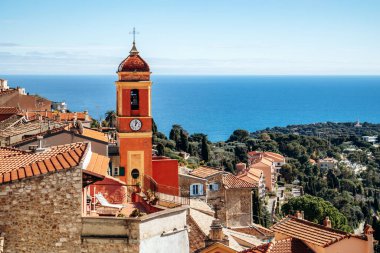 Saint Marguerite Kilisesi 'nin çan kulesi Roquebrune Cap Martin ve Akdeniz manzaralı