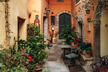 Roquebrune Cap Martin, Fransa - 9 Şubat 2025: Tarihi Roquebrune Cap Martin köyünde renkli eski evler ve geleneksel avlu