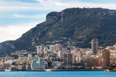 Roquebrune Cap Martin, Fransa - 9 Şubat 2025: Monako silueti ve Roquebrune Cap Martin 'den görülen yüksek binaların manzarası