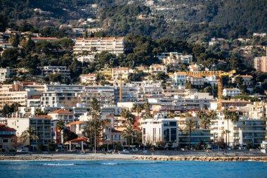 Roquebrune Cap Martin, Fransa - 9 Şubat 2025: Fransız Riviera 'sı boyunca uzanan kıyı binaları ve dağları ile Carnoles ilçesi manzarası