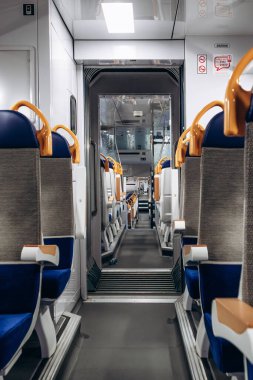 Menton, Fransa - 9 Şubat 2025: Fransız Riviera 'sında boş bir TER bölgesel tren vagonunun içi