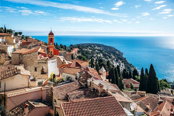 Eski köyün çatıları ve Akdeniz 'in berrak mavi gökyüzü altındaki panoramik manzarası