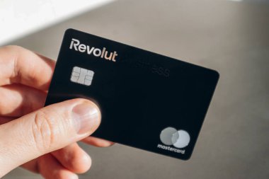 Güzel, Fransa - 9 Aralık 2025 Revolut bankasının kartvizitini tutan erkek.