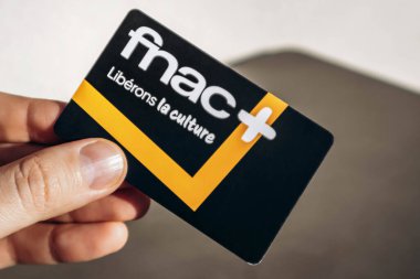 Nice, Fransa - 9 Aralık 2025: Fransa 'daki kültür ürünleri ve hizmetleri için Fnac' ın sadakat kartı