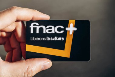 Nice, Fransa - 9 Aralık 2025: Fransa 'daki kültür ürünleri ve hizmetleri için Fnac' ın sadakat kartı