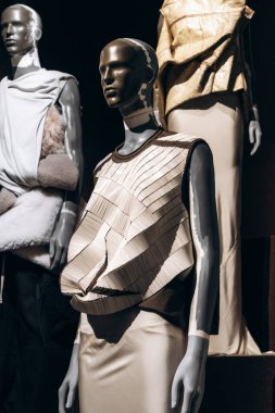 Paris, Fransa - 6 Eylül 2025: İkonik Rick Owens seçimi Palais Galliera 'daki Aşk Tapınağı sergisinde sergileniyor